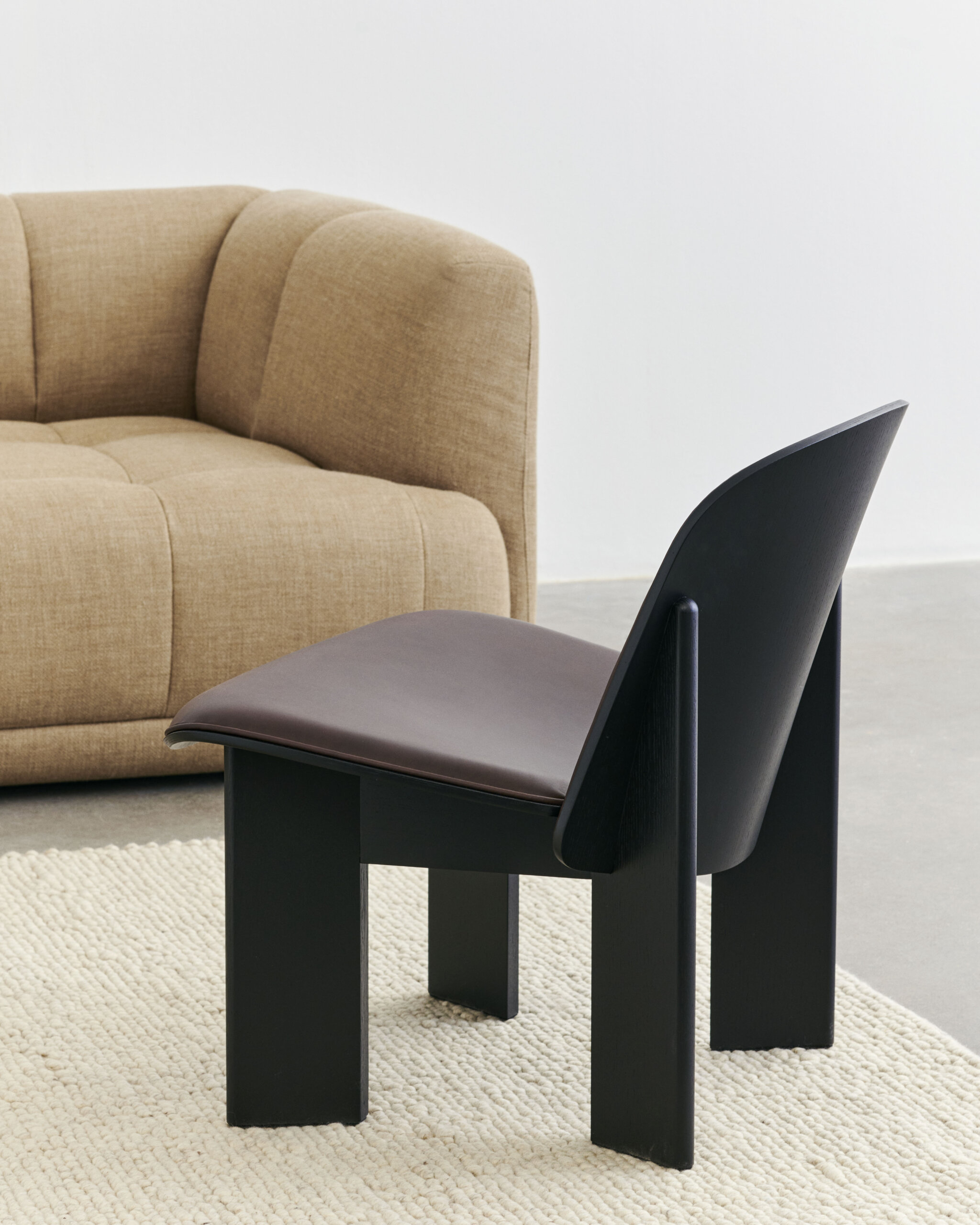 Quilton-3-seater-Tadao-600_Peas-Random-170x240-cream_Chisel-Lounge-Chair-front-uph-Sense-dark-brown-black-wb-lacquered-oak-01.JPG